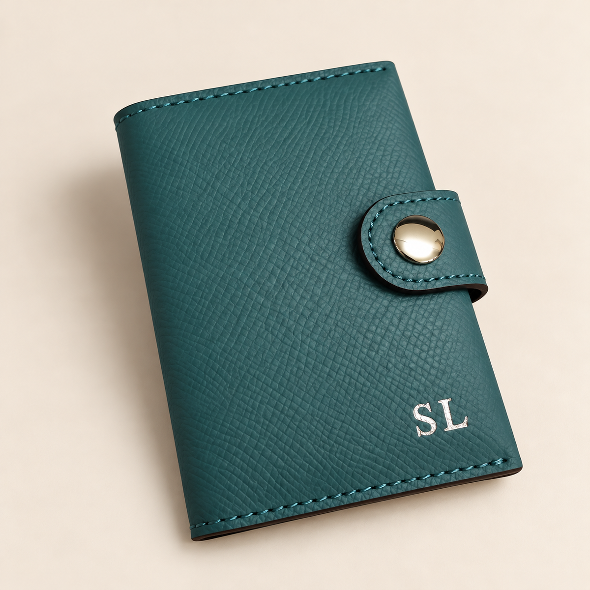 Green leather card holder with silver personalized initials SL and snap closure – TigreX Studio